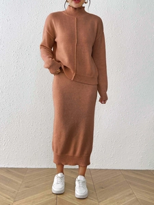 Ensemble chic deux pièces en maille caramel avec pull col montant et jupe longue moulante