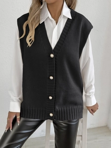 Détail de gilet en maille ample avec gros boutons perle et style superposé avec chemise