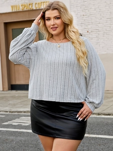 Haut en maille gris grande taille avec manches bouffantes et jupe en cuir noir style décontracté