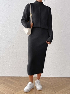 Ensemble élégant en tricot noir avec pull à col montant et jupe crayon pour femme