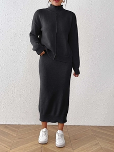 Détail d'un ensemble en tricot noir avec poignets côtelés et texture de col montant