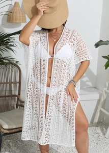 Détail de la tunique de plage blanche au crochet avec texture ajourée géométrique