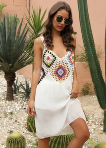 Détail du motif au crochet bohème et tissu blanc léger sur robe de plage d'été