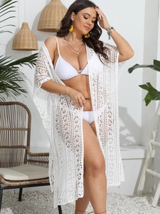 Détails des motifs au crochet sur ce cardigan de plage blanc au style bohème
