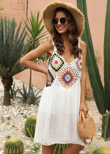 Détail de patchwork au crochet géométrique coloré sur une robe de plage bohème