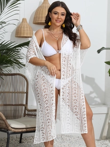 Détail du paréo de plage en dentelle blanche au crochet aux motifs tricotés
