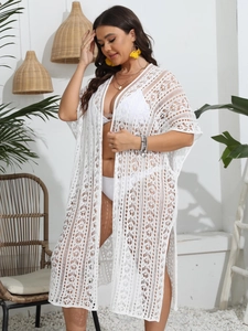 Détail du cache-maillot de plage en crochet blanc aux motifs géométriques ajourés