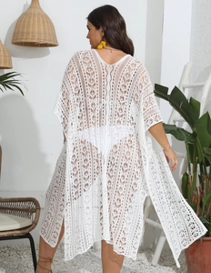 Détail de la tunique de plage blanche en dentelle au crochet avec motifs géométriques ajourés