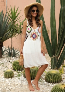 Détails du patchwork au crochet coloré et tissu blanc sur robe de plage sexy