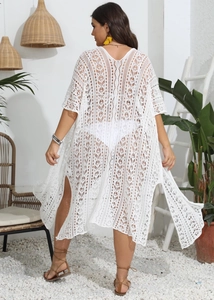 Détail du cache-maillot blanc au crochet avec motif géométrique et fente latérale