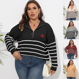 Pull rayé grande taille pour femme avec col zippé et broderie cœur rouge détaillée