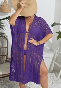 Détail de la tunique de plage en dentelle violette avec motifs géométriques ajourés