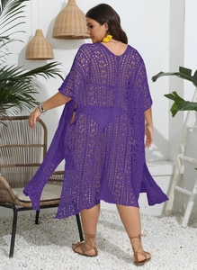Détail d'un cache-maillot au crochet violet foncé avec motif géométrique ajouré complexe