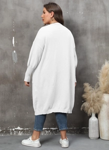 Vue arrière d'un long cardigan blanc en grosse maille avec poignets côtelés et coupe ample