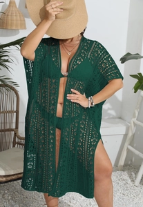 Détail du cache-maillot de plage en dentelle crochet vert foncé avec fentes latérales