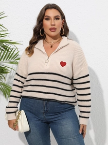 Pull en maille grande taille beige avec rayures noires, demi-zip et écusson cœur rouge