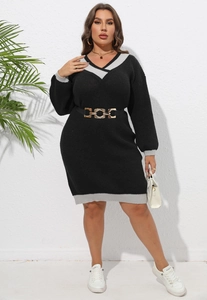 Détail de robe en maille avec col en V, bordure contrastée grise et ceinture dorée