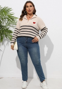 Détail de la broderie cœur rouge sur le pull rayé à col montant zippé en grandes tailles