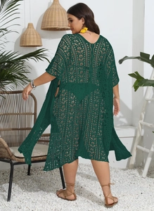 Détail du motif au crochet vert foncé et de la texture de fleur ajourée sur le paréo