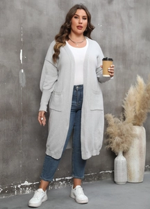 Détail du cardigan long en maille gris clair avec poches et manches lanterne