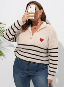 Détail d'un pull rayé grande taille avec fermeture éclair au col et épaules tombantes