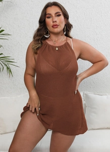 Détail de la maille crochet marron sur cette robe de plage dos nu avec licou sexy