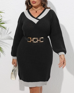 Détail d'une robe en tricot avec col en V, bordure contrastée et ceinture dorée