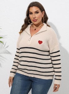 Détail de l'écusson cœur rouge sur le pull rayé à col zippé pour femmes
