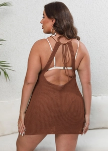 Détail d'une mini-robe au crochet grande taille dos nu avec bretelles à nouer et texture