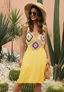 Détail du crochet bohème sur la robe de plage longue jaune sans manches