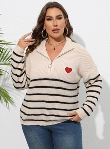 Détail du pull rayé grande taille avec col à demi-zip et broderie de cœur rouge