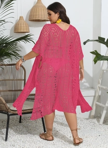 Détail du cache-maillot de plage en crochet ajouré rouge rose et maille tissée