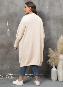 Détail du cardigan en maille crème avec de longs poignets côtelés et une coupe ample