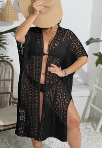 Vue détaillée du cache-maillot de plage en crochet noir avec des motifs de dentelle géométriques
