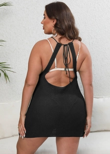 Détail d'une robe en crochet noire avec un dos nu et des lanières ajustables au cou