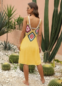 Détail du patchwork en crochet coloré au dos de la robe de plage bohème jaune sans manches