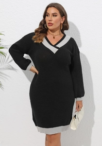 Détails du col en V et des bordures contrastées sur une robe moulante en maille grande taille