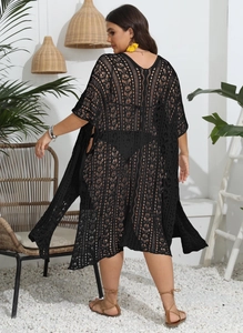 Détails des motifs géométriques en crochet sur le dos de ce cache-maillot noir élégant
