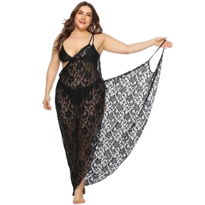 Dettaglio del pizzo floreale nero semitrasparente su un vestito da spiaggia sexy taglie forti