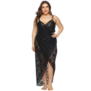Dettaglio del tessuto in pizzo nero trasparente su un abito da spiaggia sexy curvy