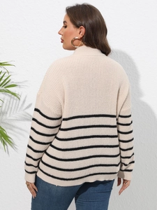 Vue détaillée du pull en maille beige rayé avec texture côtelée et ajustement du dos sur modèle