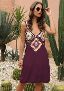 Détail du corsage crocheté à la main et de la robe de plage bohème violette