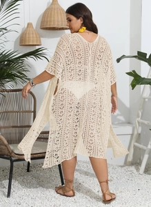 Détail du tissage ajouré au crochet de couleur beige sur un gilet de plage de style bohème