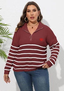 Détail du pull bordeaux avec col zippé et petit écusson cœur rouge brodé sur la poitrine