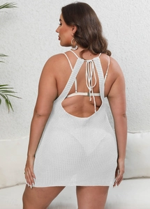 Détail de la robe de plage blanche au crochet avec dos nu sexy et texture tricotée délicate