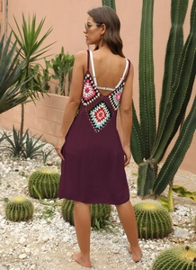Détail du patchwork coloré au crochet à l'arrière d'une robe de plage bohème violette