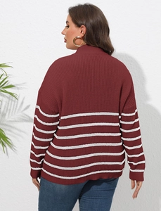 Vue arrière du pull grande taille bordeaux à rayures avec une texture en maille côtelée