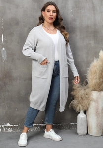 Détail du cardigan long gris clair pour femme avec deux grandes poches à l'avant