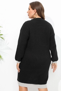 Vue détaillée de la robe noire en maille avec bordures côtelées grises aux manches