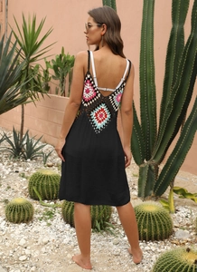 Détail de patchwork au crochet coloré au dos d'une robe de plage bohème noire